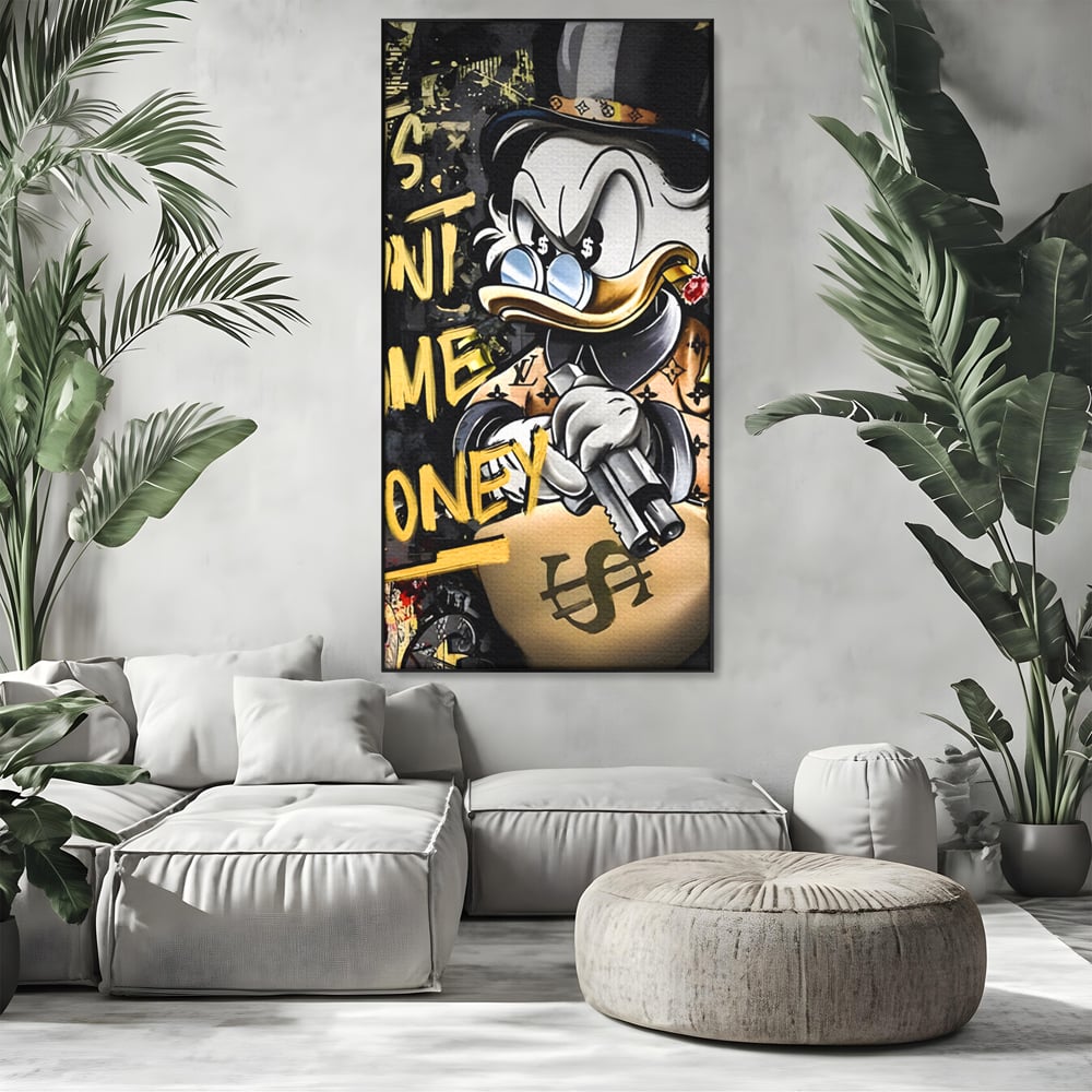 Tablou canvas cu ilustratie cu scrooge duck tinand o arma, in rama de aluminiu negru, pe perete intr-un living